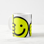 2本の親指はマグを持ち上げます コーヒーマグカップ (正面左)