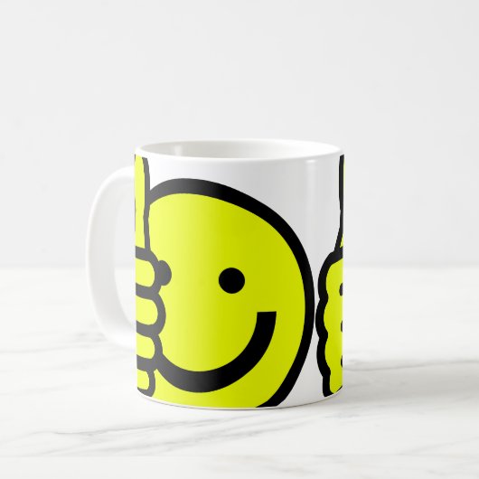 2本の親指はマグを持ち上げます コーヒーマグカップ (正面左)