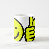 2本の親指はマグを持ち上げます コーヒーマグカップ (中央)