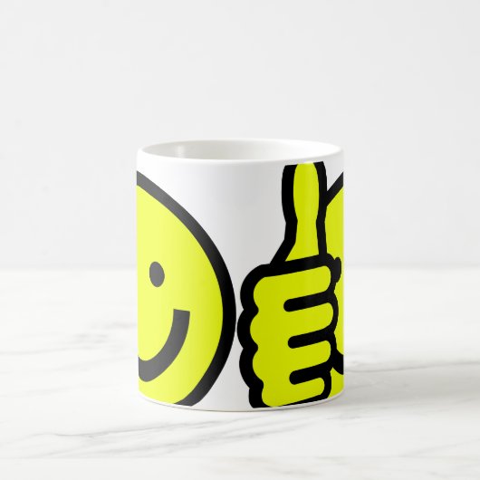 2本の親指はマグを持ち上げます コーヒーマグカップ (中央)