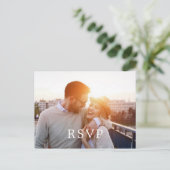 2枚のカスタムフォトウェディングパーソナライズされたRSVPを追加 ポストカード (スタンド正面)