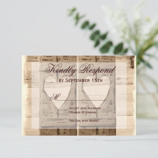 2枚のハート素朴・シャッターが結婚出欠届けカードを出す。 出欠カード (スタンド正面)