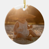 2枚のフォトクリスマスレッド色彩の鮮やかブラックプレイド セラミックオーナメント (正面)