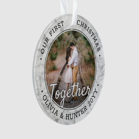 2枚のフォト初めてのクリスマスフェイクが大理石ラウンド オーナメント (正面)