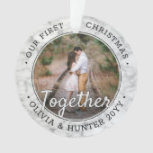 2枚のフォト初めてのクリスマスフェイクが大理石ラウンド オーナメント (正面)