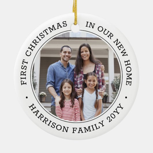 2枚のフォト初めてのクリスマス新しいホームブラックとホワイト セラミックオーナメント (裏面)