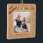 2枚のモダンフォトコラージュ初めてのクリスマスCe セラミックオーナメント<br><div class="desc">2写真モダンコラージュエレガント初めてのクリスマスセラミックオーナメント。この美しモダンい写真オーナメントは、"ママとパパとしての初めてのクリスマス"のスクリプトと2つの美しい家族の写真、雪片、キャンディ缶、クリスマスボール。写真、名前、年を変更できる。こもしのデザインをお願い連絡する。</div>