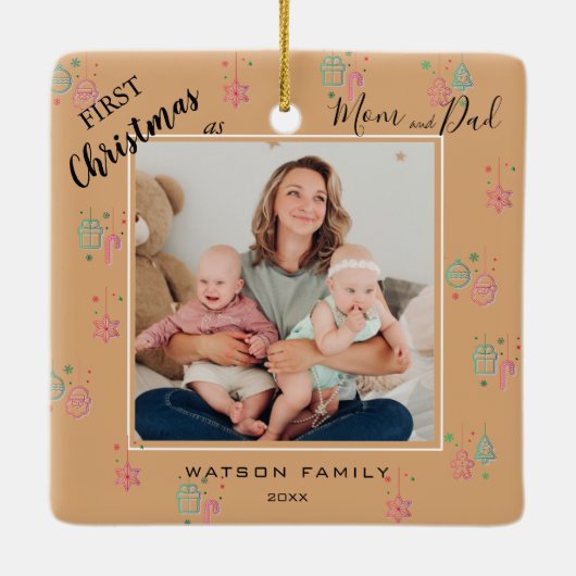 2枚のモダンフォトコラージュ初めてのクリスマスCe セラミックオーナメント (裏面)
