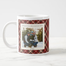 2枚の写真とモノグラム入りレッドチェック柄のトレンディークリスマスマグ