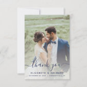 2枚の写真を使用したネイビーブルーの手書き風スクリプトの結婚式 サンキューカード (正面)