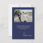 2枚の写真を使用したネイビーブルーの手書き風スクリプトの結婚式 サンキューカード (裏面)