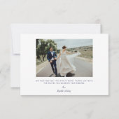 2枚の写真を使用したネイビーブルーの手書き風スクリプトの結婚式 サンキューカード (裏面)