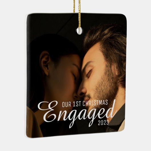 2枚の写真タイポグラフィ初めてのクリスマス 婚約した セラミックオーナメント (右)