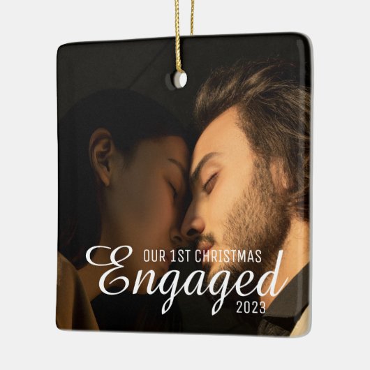 2枚の写真タイポグラフィ初めてのクリスマス 婚約した セラミックオーナメント (左)
