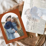 2枚の写真テラコッタ日付ポストカードスクリプトを保存 ポストカード<br><div class="desc">結婚式の日付を保存するテラコッタボホカードの前面と背面に写真を持つ。Save the Dateカードには手で書いたモダン草書タイポグラフィが含まれエレガント、シンプルとミニマルモダンムな結婚式の日のお祝いの後に使用すシンプルる。</div>