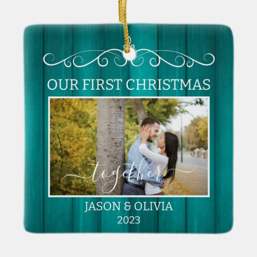 2枚の写真初めてのクリスマスを一緒にティール（緑がかった色）木目 セラミックオーナメント (正面)