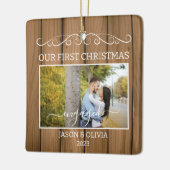 2枚の写真初めてのクリスマス婚約した木目タイル セラミックオーナメント (左)