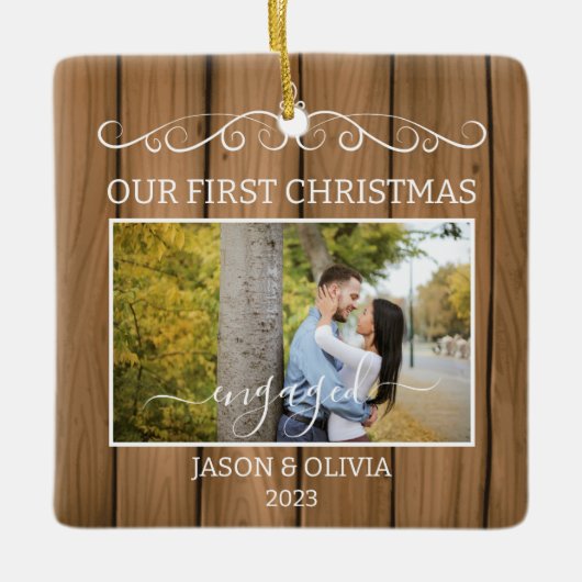 2枚の写真初めてのクリスマス婚約した木目タイル セラミックオーナメント (正面)