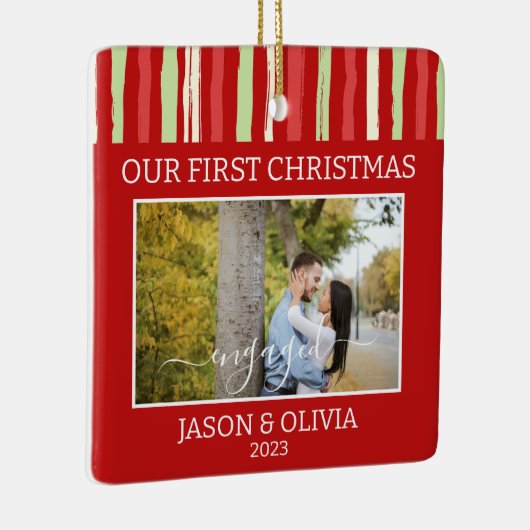 2枚の写真初めてのクリスマス婚約した赤い緑のストライプ セラミックオーナメント (右)