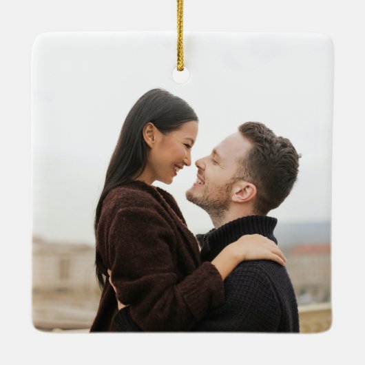 2枚の写真初めてのクリスマス婚約した赤い緑のストライプ セラミックオーナメント (裏面)