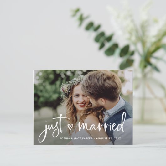 2枚の写真 |白いハートとスクリプトのたった今結婚しました 案内ポストカード (スタンド正面)