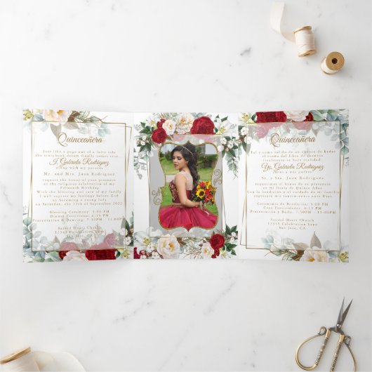 2枚の写真 赤い芍薬の花 Mis Quince Años トリフォールド招待状 三つ折り招待状 (内部)