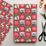 2枚の写真 – Red Green Meerry Christmas Snowflaks ラッピングペーパーシート<br><div class="desc">アップロードする前もしに、写真を四角にトリミングすると、デザインを編集する簡単になります。この可愛い休日のイラストレーションに2つの写真を追加 – 子供たちに最適。メッセーシンプルジの領域を持つクラシックモダンクリスマスシンボルの書スケッチと。</div>