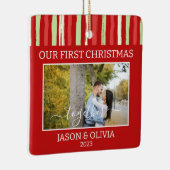 2枚の初めてのクリスマスを一緒に赤い緑ストライプ色 セラミックオーナメント (右)