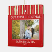 2枚の初めてのクリスマスを一緒に赤い緑ストライプ色 セラミックオーナメント (左)