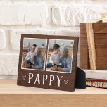 2枚の素朴フォトパピーおじいちゃん フォトプラーク<br><div class="desc">父魅力的の日、誕生日、祖父母の日の木製の看板には、素朴な背景に下に「Pappy」と一緒に2枚の写真が並んでいる。</div>