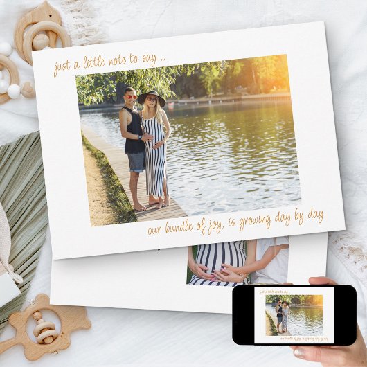 2枚カジュアルの写真の妊娠を言う手書きのメモ 案内状