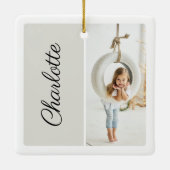 2枚ミニマルの写真カスタマイズ名Light Gray セラミックオーナメント (裏面)