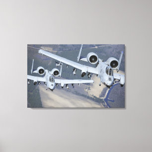 2機のA-10Cの落雷IIの航空機はフォーマットで飛びます キャンバスプリント