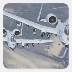 2機のA-10Cの落雷IIの航空機はフォーマットで飛びます スクエアシール