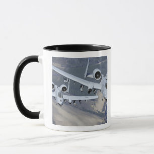 2機のA-10Cの落雷IIの航空機はフォーマットで飛びます マグカップ