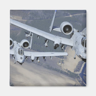 2機のA-10Cの落雷IIの航空機はフォーマットで飛びます マグネット