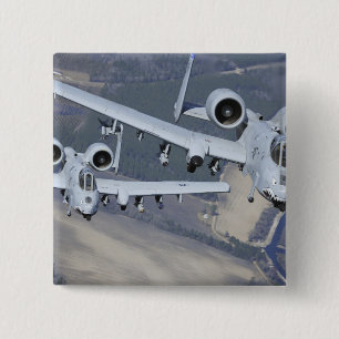 2機のA-10Cの落雷IIの航空機はフォーマットで飛びます 缶バッジ