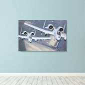 2機のA-10C Thunderbolt II航空機がフォーマットで飛行 キャンバスプリント (インサイチュ (ウッドフロア))