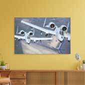 2機のA-10C Thunderbolt II航空機がフォーマットで飛行 キャンバスプリント (インサイチュ (リビング))