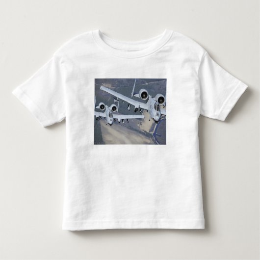 2機のA-10C Thunderbolt II航空機がフォーマットで飛行 トドラーTシャツ (正面)