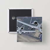 2機のA-10C Thunderbolt II航空機がフォーマットで飛行 缶バッジ (正面&裏面)