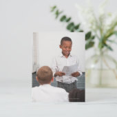 2歳でクラスの前読に立つ少年 ポストカード (スタンド正面)