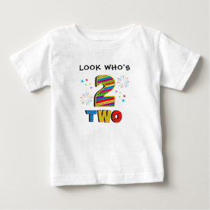2歳の大きな誕生日を祝う大きな花火と星 ベビーTシャツ