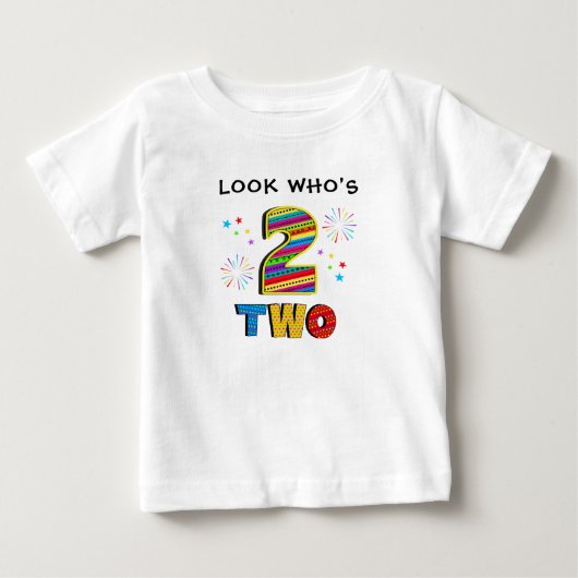 2歳の大きな誕生日を祝う大きな花火と星 ベビーTシャツ (正面)