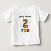 2歳の大きな誕生日を祝う、楽しい花火と星のデザインのTシャツ ベビーTシャツ (正面)