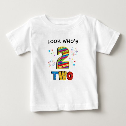 2歳の大きな誕生日を祝う、楽しい花火と星のデザインのTシャツ ベビーTシャツ (正面)