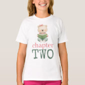 2歳の女の子とテディベアの本 Tシャツ (正面)