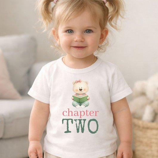 2歳の女の子とテディベアの本 Tシャツ