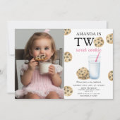2歳の誕生日おめでとう！かわいいお菓子とミルクの女の子 招待状 (正面)