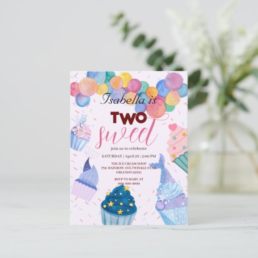 2歳の誕生日おめでとう！かわいいマーメイドの風船とカップケーキ ポストカード (スタンド正面)